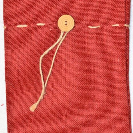cerveny-jutovy-pytlik-s-knoflikem JUTESÄCKCHEN MIT HOLZKNOPF